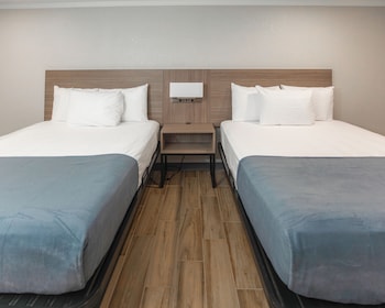 Deluxe Room, 2 Queen Beds, Non Smoking, Refrigerator & Microwave