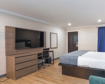 Deluxe Room, 1 King Bed, Non Smoking, Refrigerator & Microwave