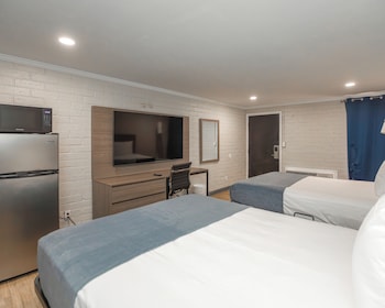 Deluxe Room, 2 Queen Beds, Non Smoking, Refrigerator & Microwave