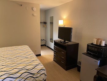 Standard Room, 1 King Bed, Accessible, Refrigerator & Microwave