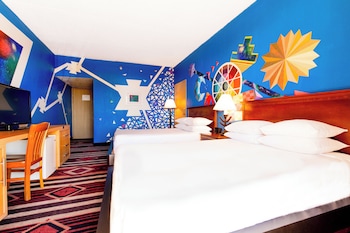 Room, 2 Double Beds (Artist)