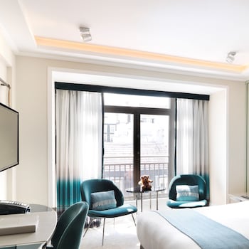 Deluxe Room (Bay Window)