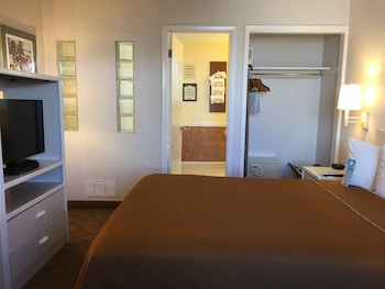 Standard Room, 1 Queen Bed, Hot Tub