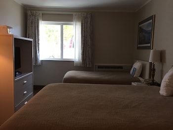 Suite, Multiple Beds, Accessible, Non Smoking (Mobility/Hearing/Roll-in Shower)