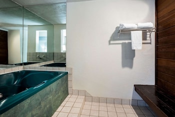 Suite, 1 King Bed, Non Smoking