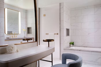 Suite, 1 Bedroom, Ocean View (Mobility/Hearing Accesible, Roll-in Shower)