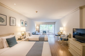 Regency Room, Pool View