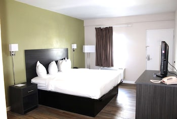 Room, 1 King Bed, Accessible, Non Smoking (Mobility, Pet-friendly)