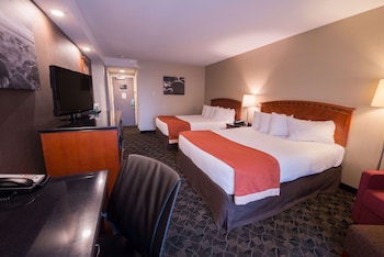 Standard Room, 2 Queen Beds, Refrigerator & Microwave, Ground Floor (Pet Friendly)