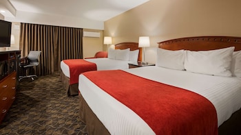 Standard Room, 2 Queen Beds, Refrigerator & Microwave, Ground Floor (Pet Friendly)
