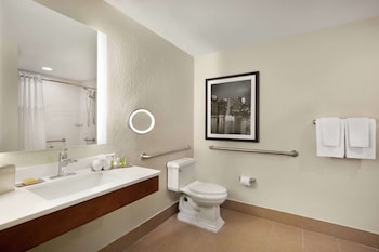 Room, 2 Queen Beds, Accessible, Bathtub