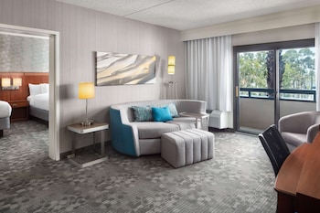 Suite, 1 King Bed, Accessible (Mobility Tub One Bedroom)