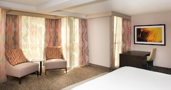Suite, 1 King Bed, Accessible, Bathtub (Mobility & Hearing)