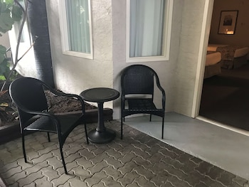 Comfort Room, Poolside (Coast Two Queens, Pool Side)