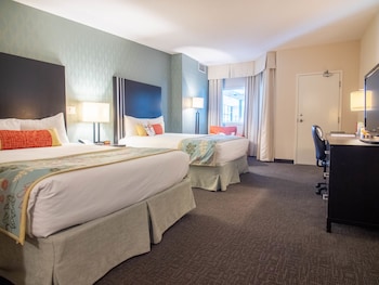 Comfort Room, Poolside (Coast Two Queens, Pool Side)