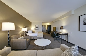 Superior Room, 1 King Bed, Pool View (Coast King with Atrium View)