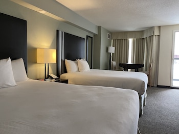 Comfort Room, 2 Queen Beds, Kitchenette