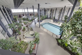 Comfort Room, 2 Queen Beds, Pool View (Coast Two Queens with Atrium View)