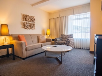 Premium Suite (Coast Premium King Suite with Parlor)
