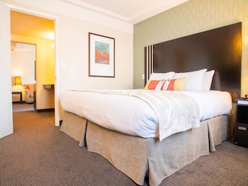 Premium Suite (Coast Premium King Suite with Parlor)