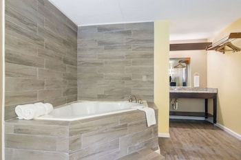Suite, 1 King Bed, Smoking