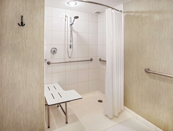 Room, 2 Queen Beds, Accessible (Roll-in Shower)