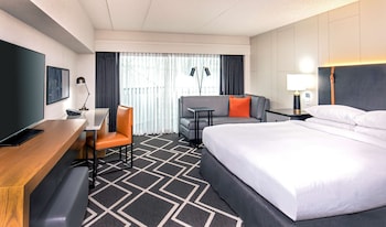 Room, 1 King Bed, Balcony, Pool View