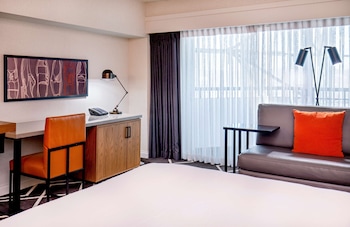 Room, 1 King Bed, Balcony, Pool View