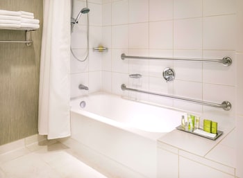 Room, 2 Queen Beds, Accessible, Bathtub