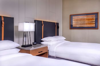 Room, 2 Queen Beds, Accessible (Roll-in Shower)