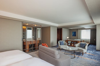 Junior Suite, 2 Twin Beds, Accessible, Club Lounge Access