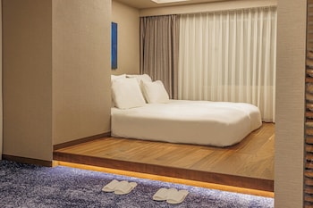 Junior Suite, 2 Twin Beds, Accessible, Club Lounge Access