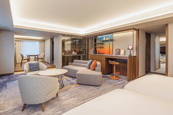 Junior Suite, 2 Twin Beds, Accessible, Club Lounge Access
