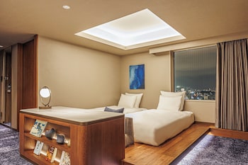 Junior Suite, 2 Twin Beds, Accessible, Club Lounge Access