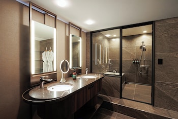 Junior Suite, 2 Twin Beds, Accessible, Club Lounge Access (Worklife)
