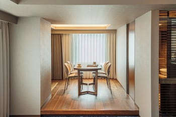 Junior Suite, 2 Twin Beds, Accessible, Club Lounge Access