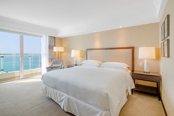 Deluxe Room, 1 King Bed, Balcony (Oceanfront)