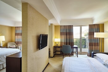 Family Suite, 1 Bedroom, Partial Ocean View