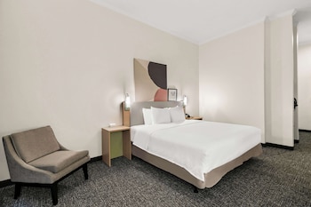 Room, 1 King Bed, Accessible (Mobility & Hearing, Roll-in Shower)