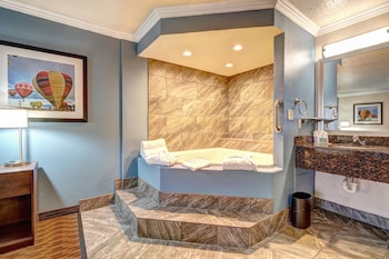 Suite, 1 King Bed with Sofa bed, Non Smoking, Jetted Tub (with Sofabed)