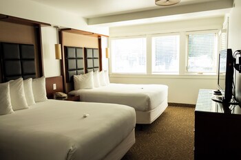 Deluxe Room, 2 Queen Beds, Jetted Tub