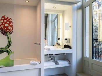 Suite, 1 King Bed with Sofa bed
