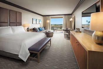 Grand Room, 1 King Bed, Pool View