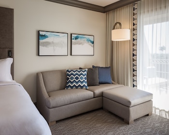 Grand Room, 1 King Bed, Pool View