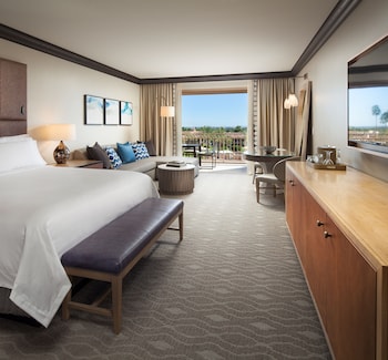 Grand Room, 1 King Bed, Pool View