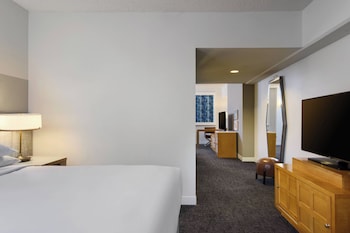 Suite, 1 King Bed with Sofa bed, Pool View (Balcony)
