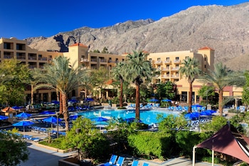 Room, 2 Queen Beds, Pool View (Balcony)