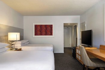 Room, 2 Queen Beds, Pool View (Balcony)