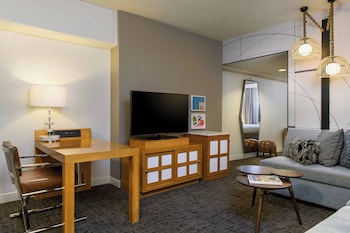 Suite, 1 King Bed with Sofa bed, Pool View (Balcony)
