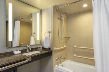 Room, 2 Queen Beds (Mobility/Hearing Accessible, Tub)